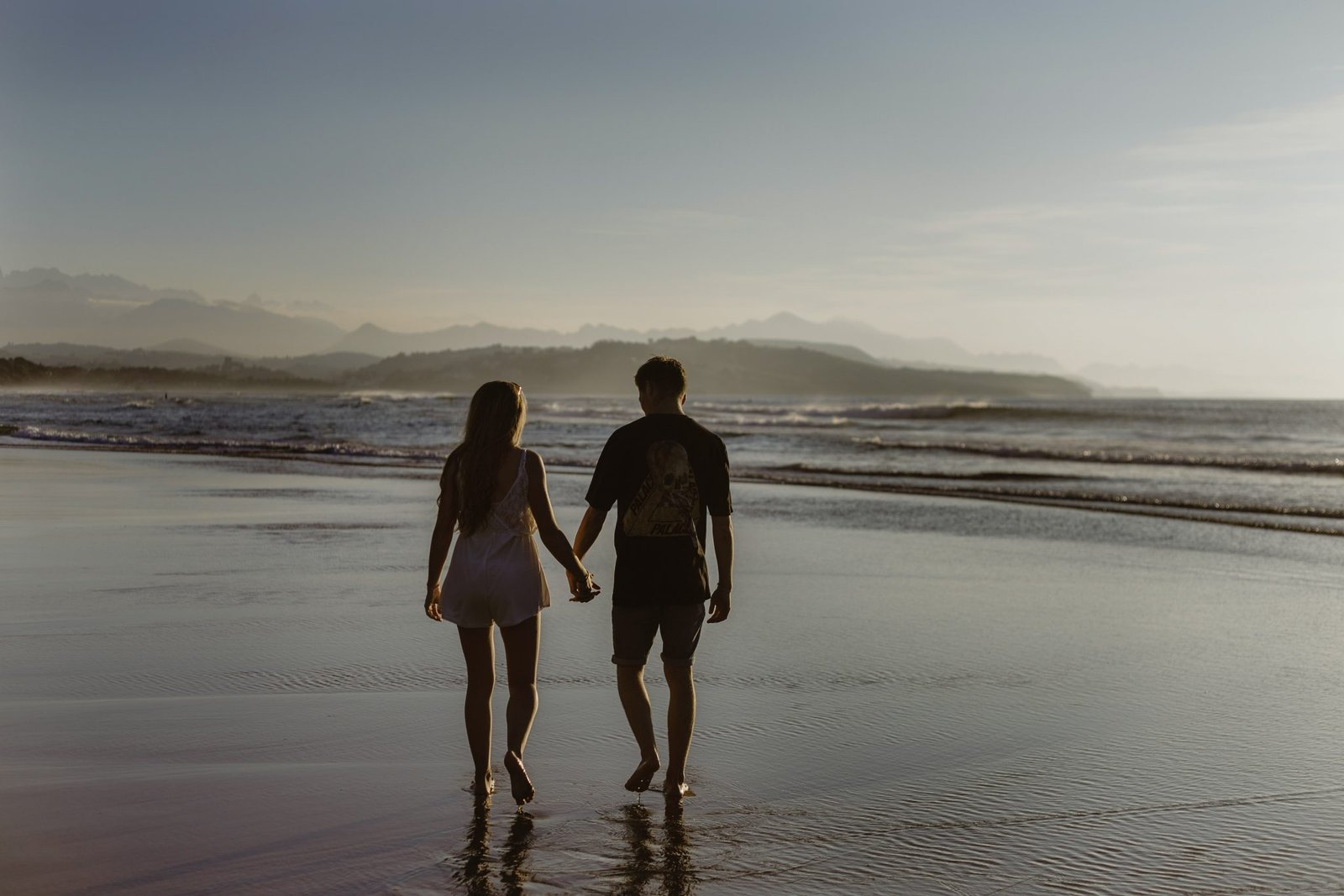 Beach date. Несу счастье. Все люди приносят счастье одни своим. Все люди приносят счастье одни своим присутствием другие отсутствием. Обнять это замечательный.